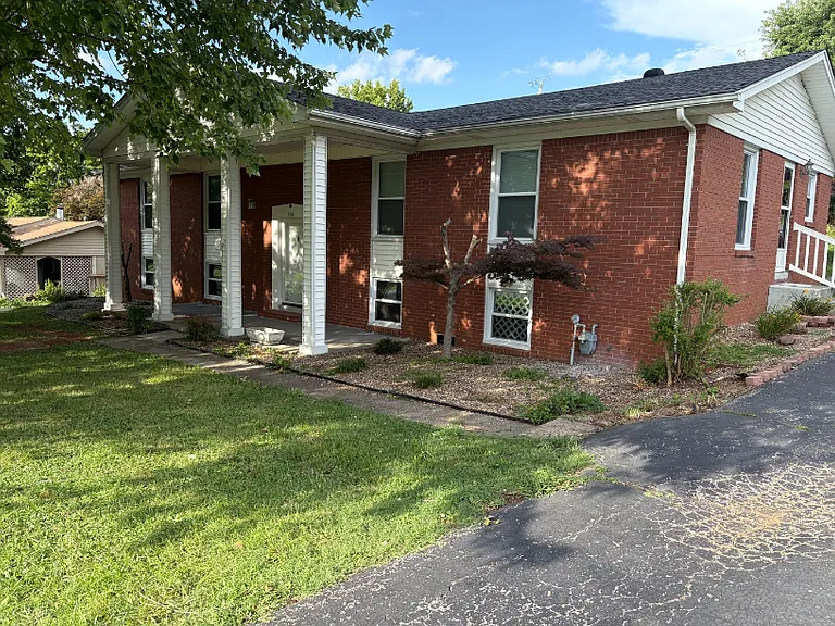106 Lyon Ave — Photo 2