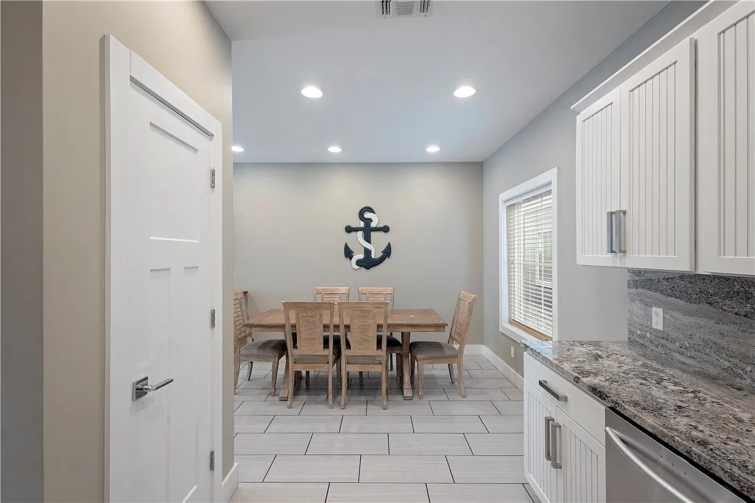 3 bed, 3.0 bath, 1482 sqft, $2,450 — Photo 3
