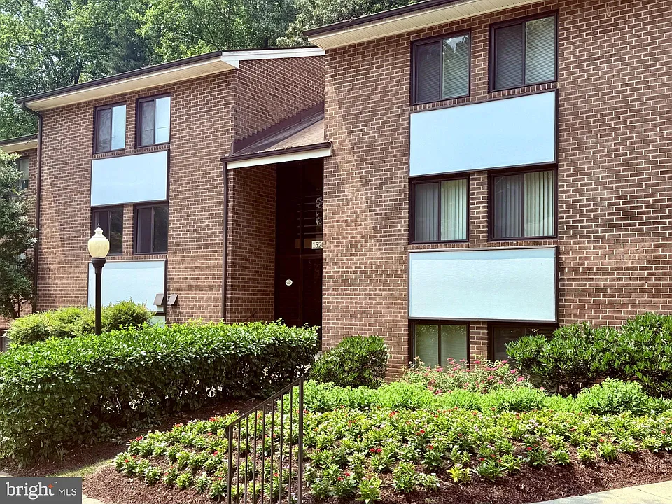 1520 Northgate Sq #11B