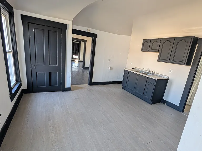 241 Chestnut Ave — Photo 2