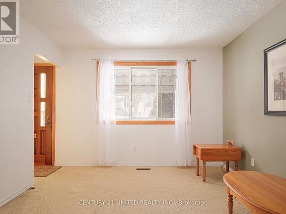 3rd image of 21 Rideau Cres #4