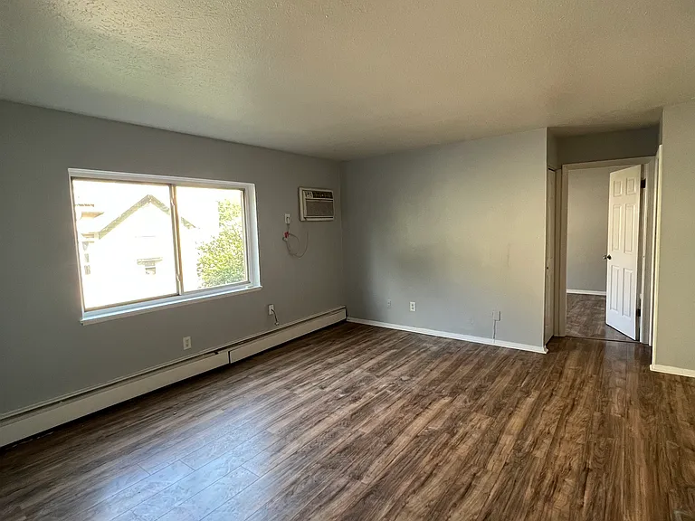 Laurel Manor — Photo 2