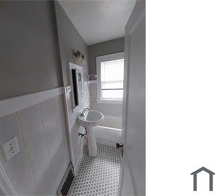 5th image of 2721 N Sheridan Rd