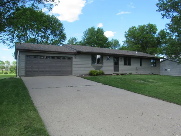 1830 Red Leaf Ct, Windom, MN 56101