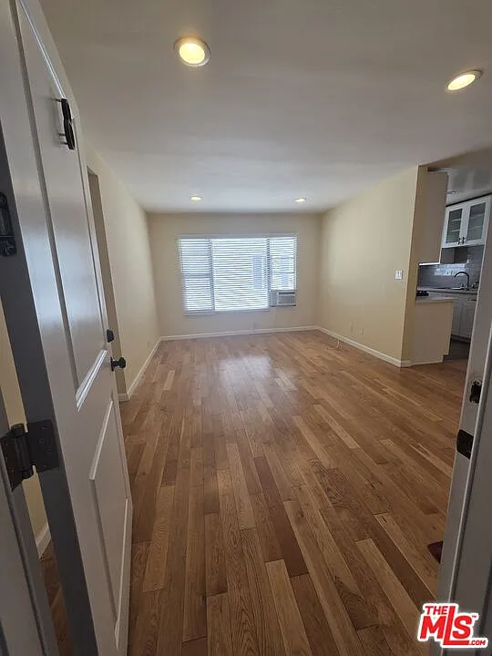 5950 Carlton Way #8