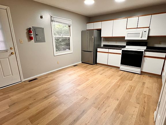 5th image of 1383 W Allen St #B3