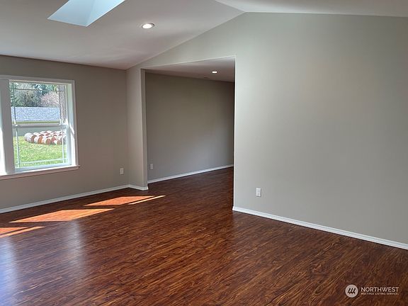4th image of 100 NE Eagle Crest Pl