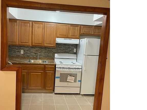 5th image of 824 E 225th St Floor 3