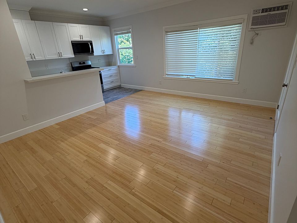 1st image of 607 N Plymouth Blvd #6