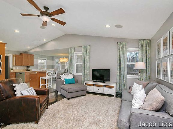 4th image of 3972 Macey Dr NW
