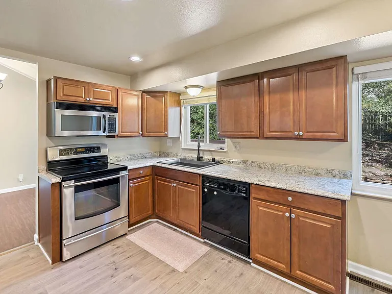 1401 Sanderson Ave — Photo 10