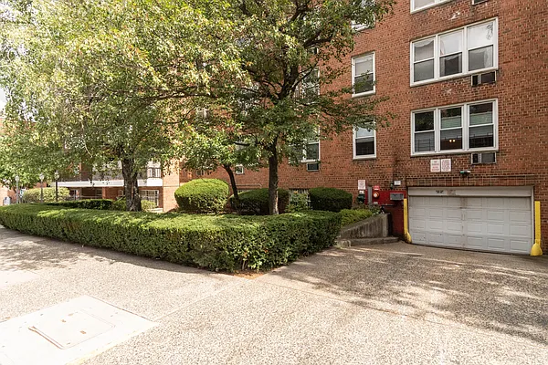 Rented by Rhona Realty | media 10