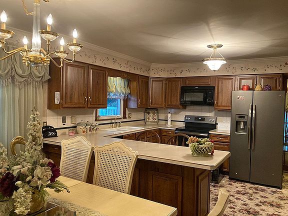 Main Floor Kitchen/Dining