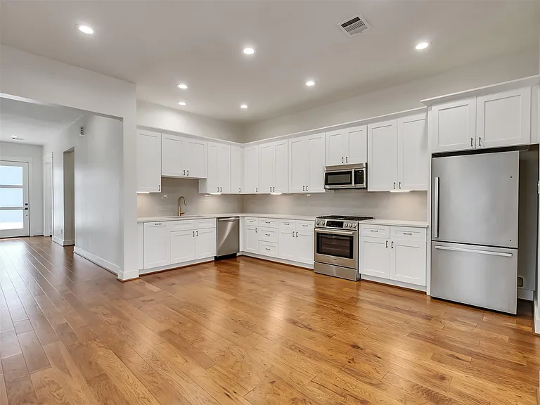 10330 Grove Row Ave — Photo 8