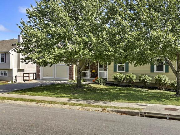 3rd image of 809 Foxtail Dr