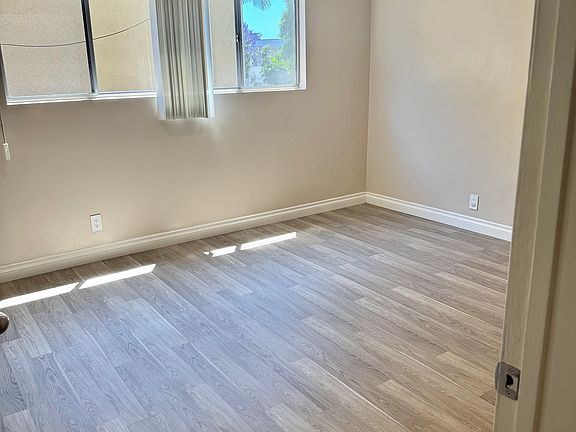 5th image of 1040 N Laurel Ave APT 1