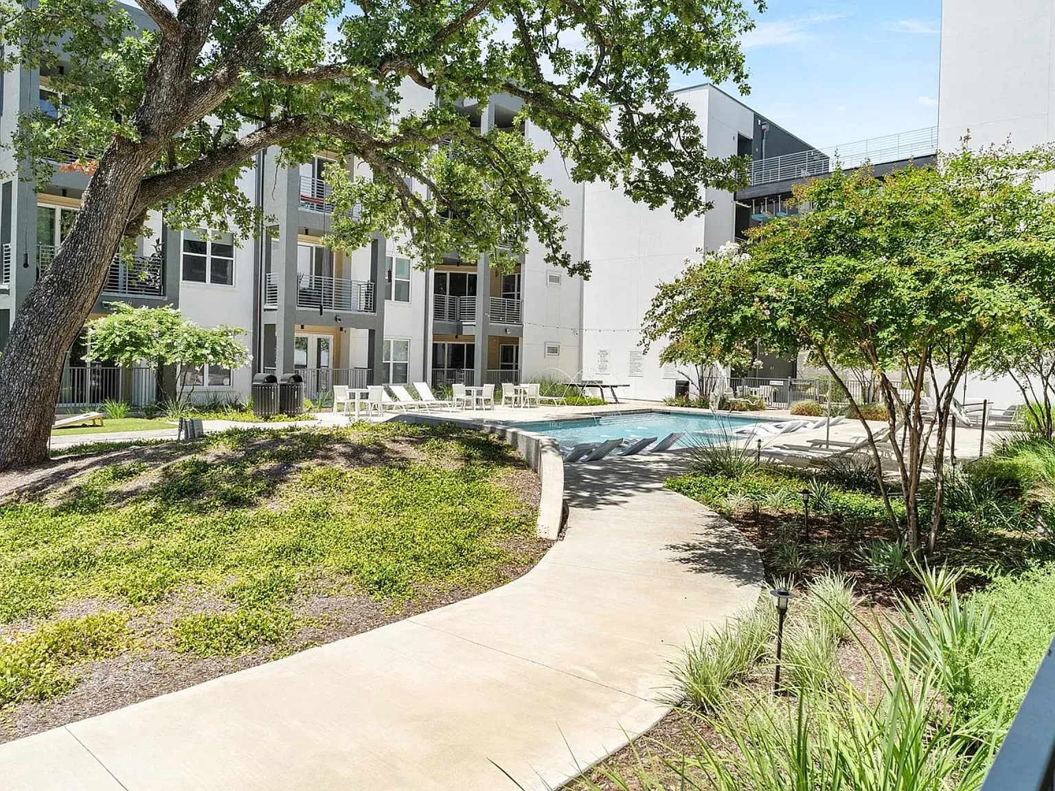 3 bed, 2.5 bath, 2004 sqft, $3,500 — Photo 4