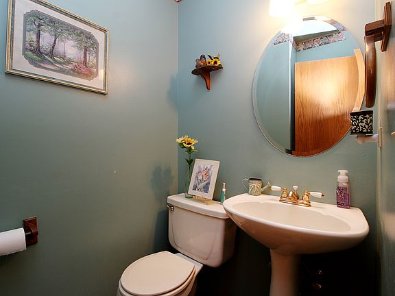 3rd image of 207 Woodbine Dr