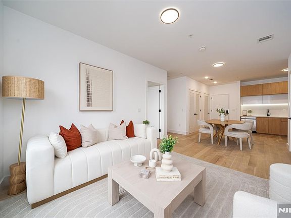 2nd image of 649 38th St #502