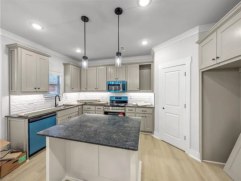 100 Selkirk Dr — Photo 5