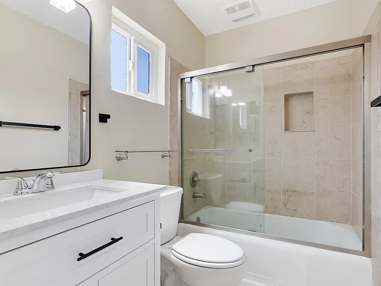 1690 E Hillcrest Dr — Photo 6