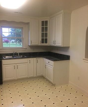 3rd image of 400 Cobblestone Dr