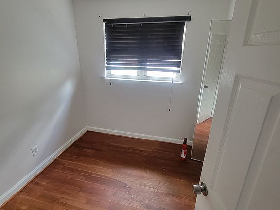 3rd image of 1120 Quebec St