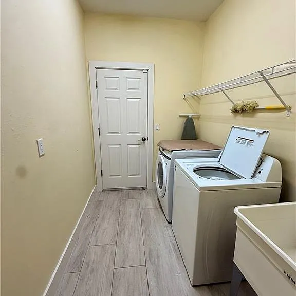 5560 Belrose St — Photo 16
