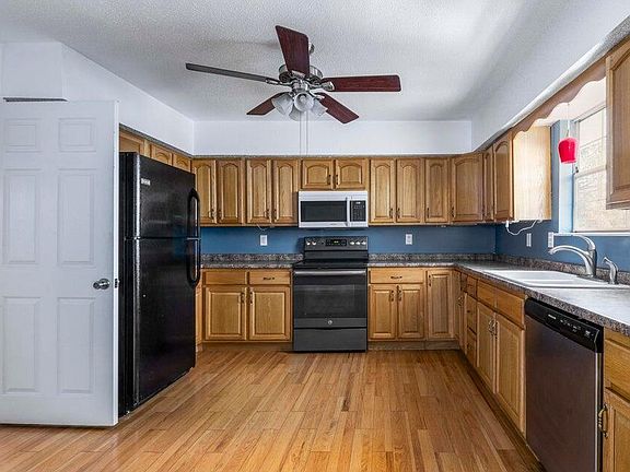 3rd image of 283 Countryside Dr