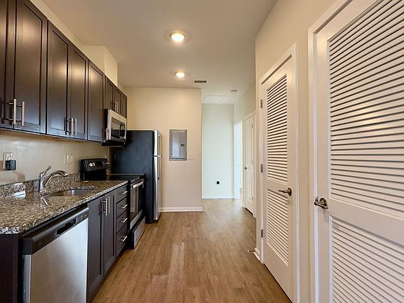4th image of 4909 Hamilton Ave #B