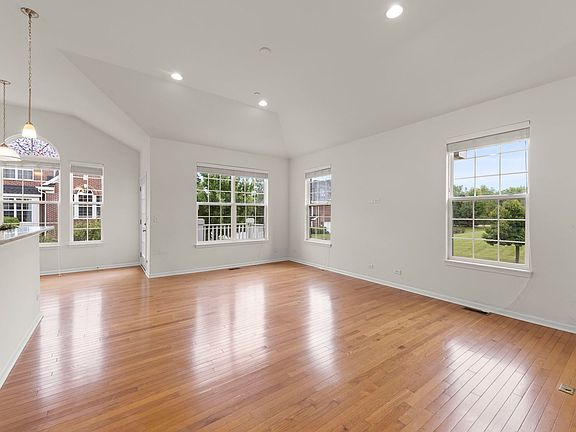 5th image of 16757 Brighton Dr