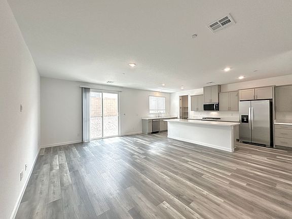 5th image of 563 Mountain Robin Ave
