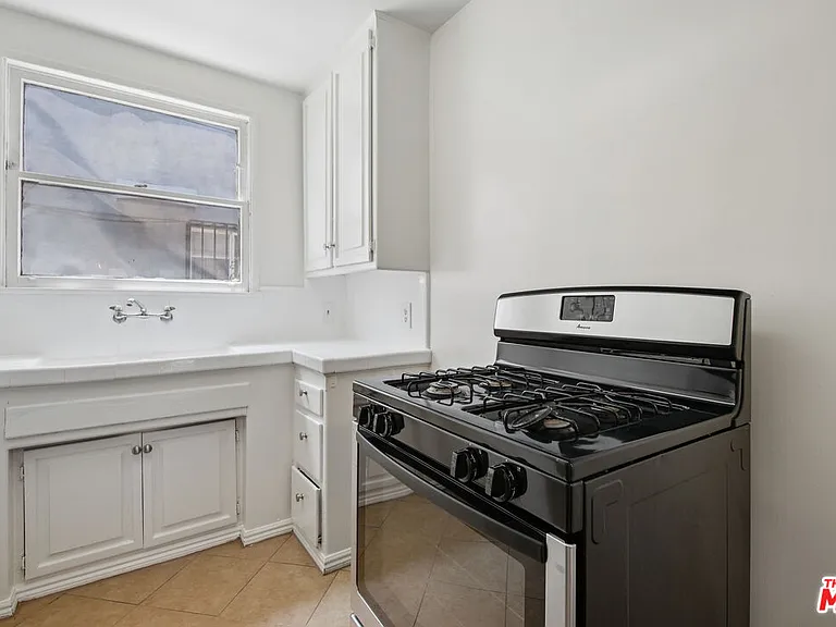 1138 S Sherbourne Dr #3 — Photo 5