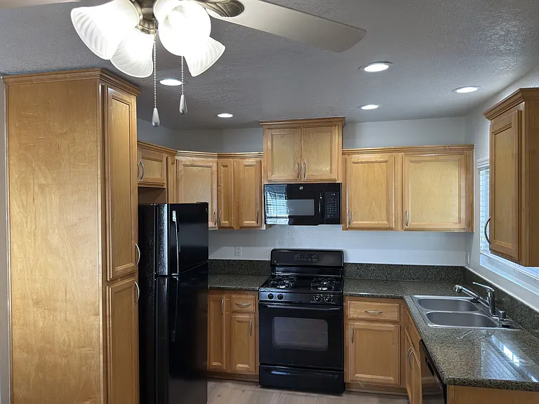 Pointe Pacific Apartment Homes — Photo 41