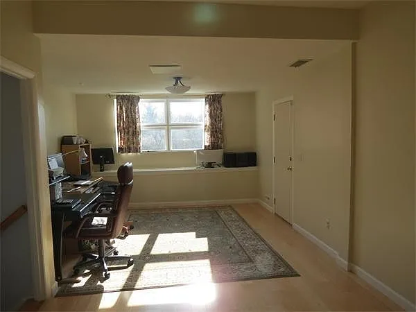 121 Andrew St — Photo 4