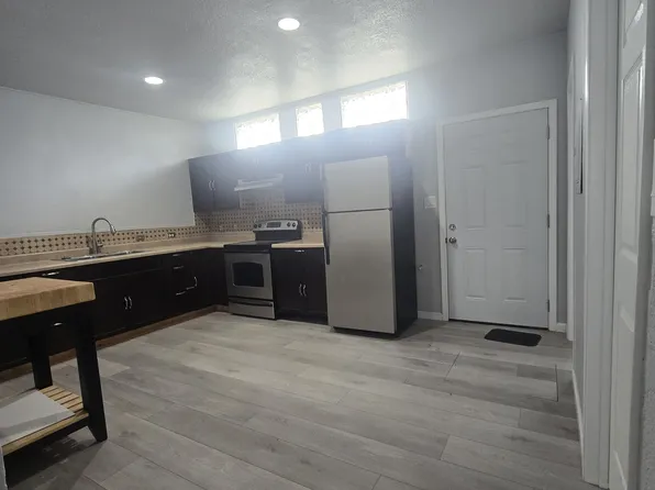 960 N Van Ness Ave #Adu, Fresno, CA 93728