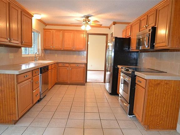 3rd image of 1403 Dumont Dr