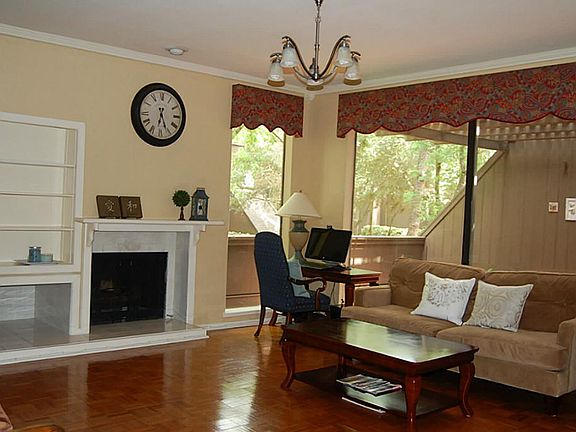 3rd image of 135 Litchfield Ln