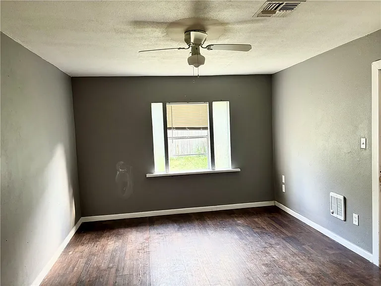 711 W Lakeside Dr — Photo 9