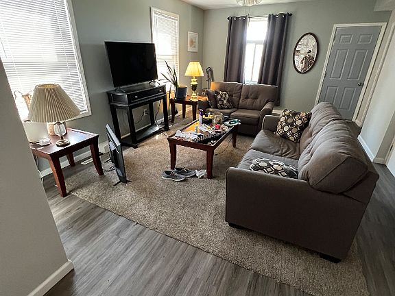 3rd image of 597 Jefferson St Room 3