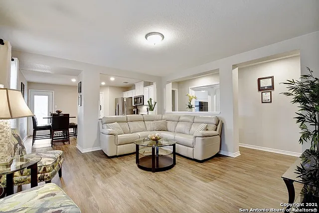 3 bed, 2.0 bath, 1362 sqft, $1,650 — Photo 4