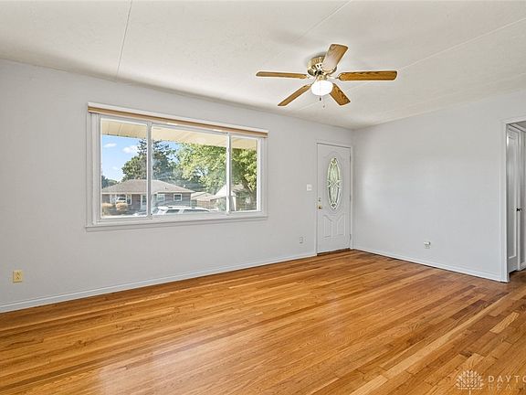3rd image of 5325 Woodbine Ave