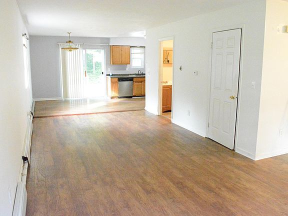 2nd image of 5 Woodridge Cir
