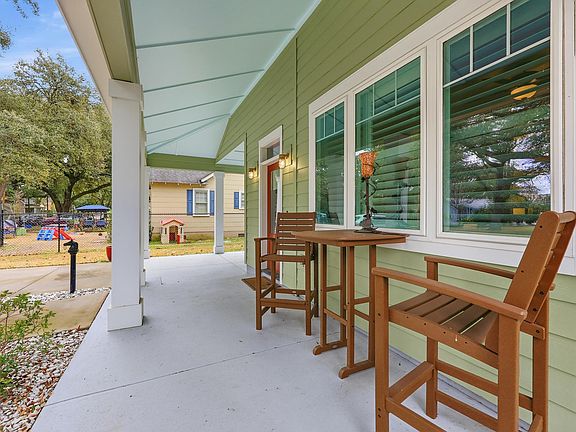 2nd image of 1109 Duke St.