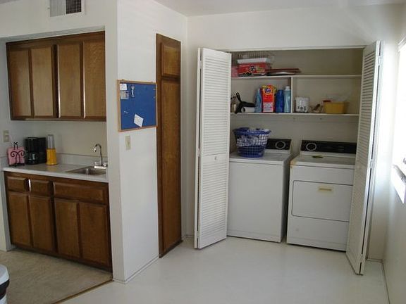 Wet bar & Laundry Rm