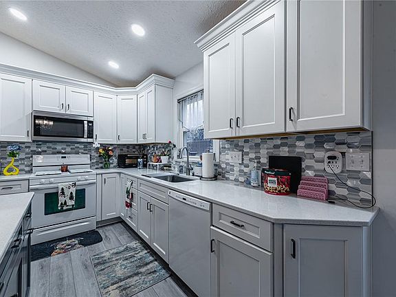 4th image of 129 Peppertree Dr