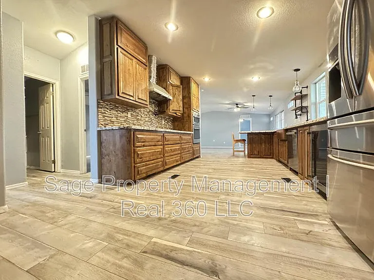 4879 N Monterey Dr — Photo 3