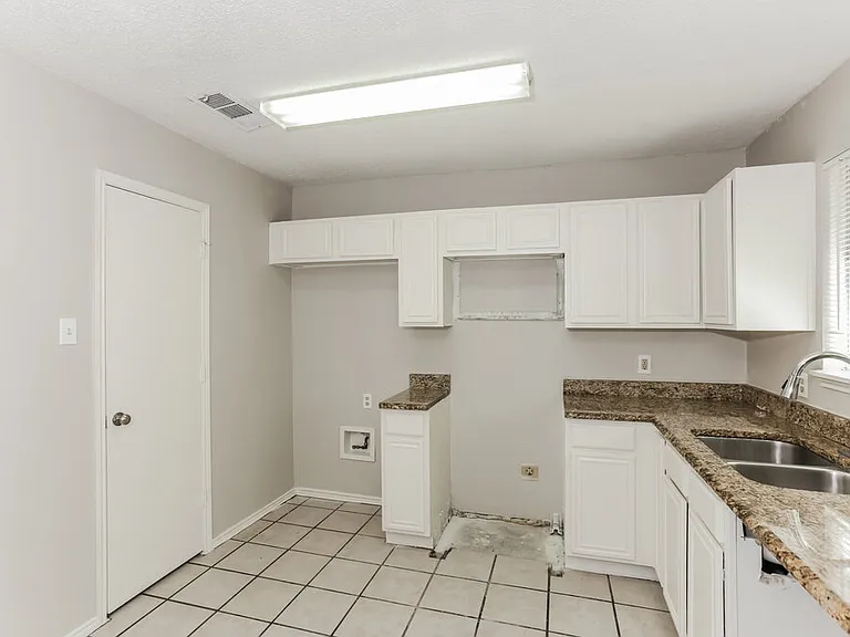 4530 Lizzy Dr — Photo 7
