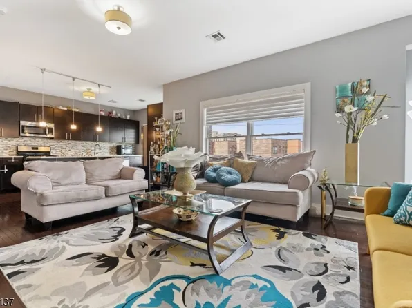 110 Broad St #403, Newark City, NJ 07104