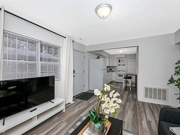 2nd image of 725 Hollywood Ave